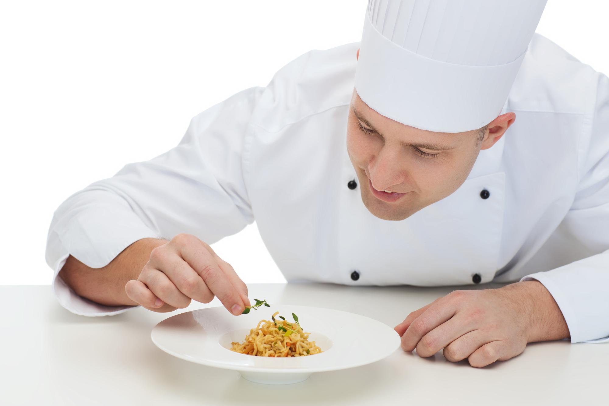 Studente prepara un risotto guidato dallo chef